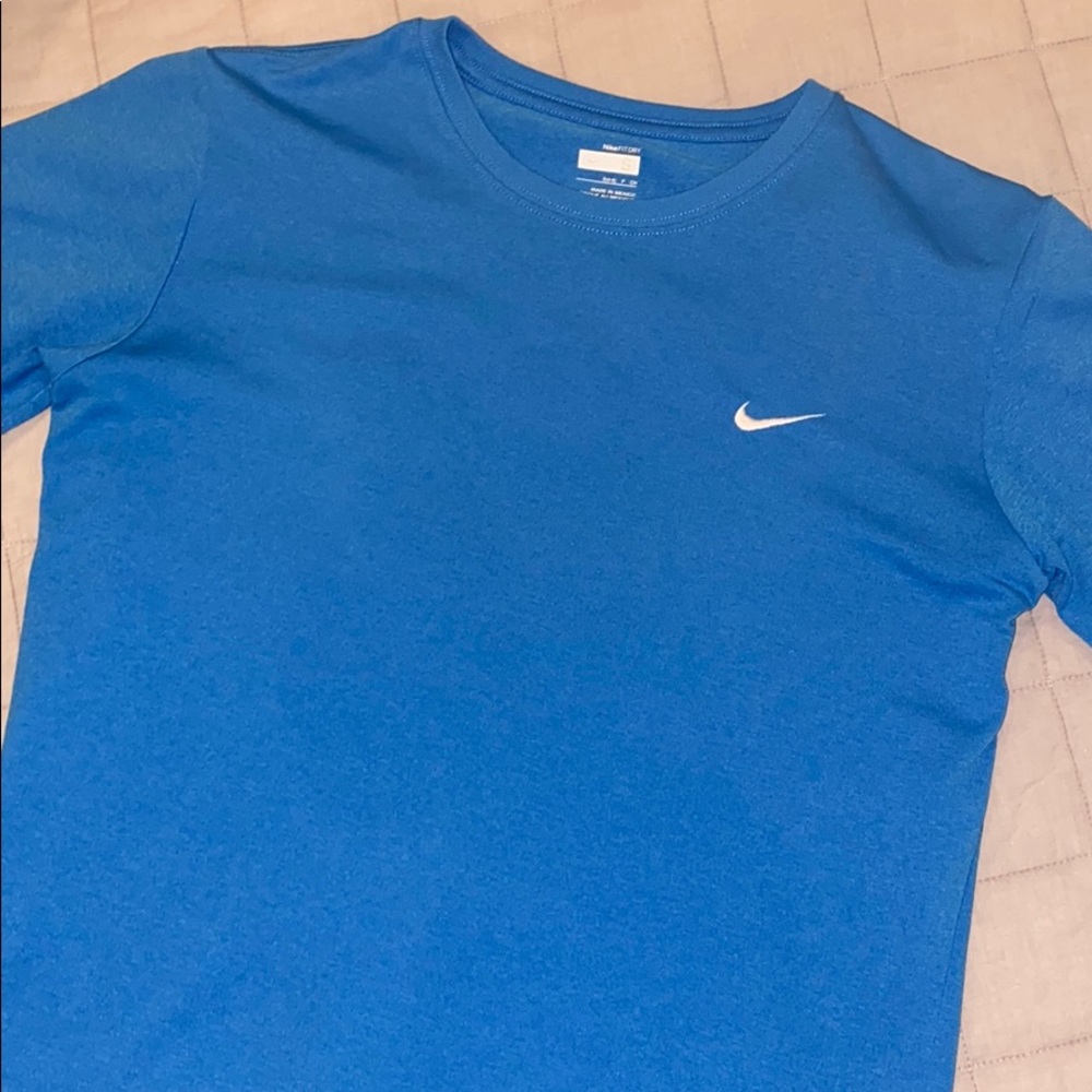 ✔️NIKE SWOOSH TOP✔️ Small, New, Fitdry